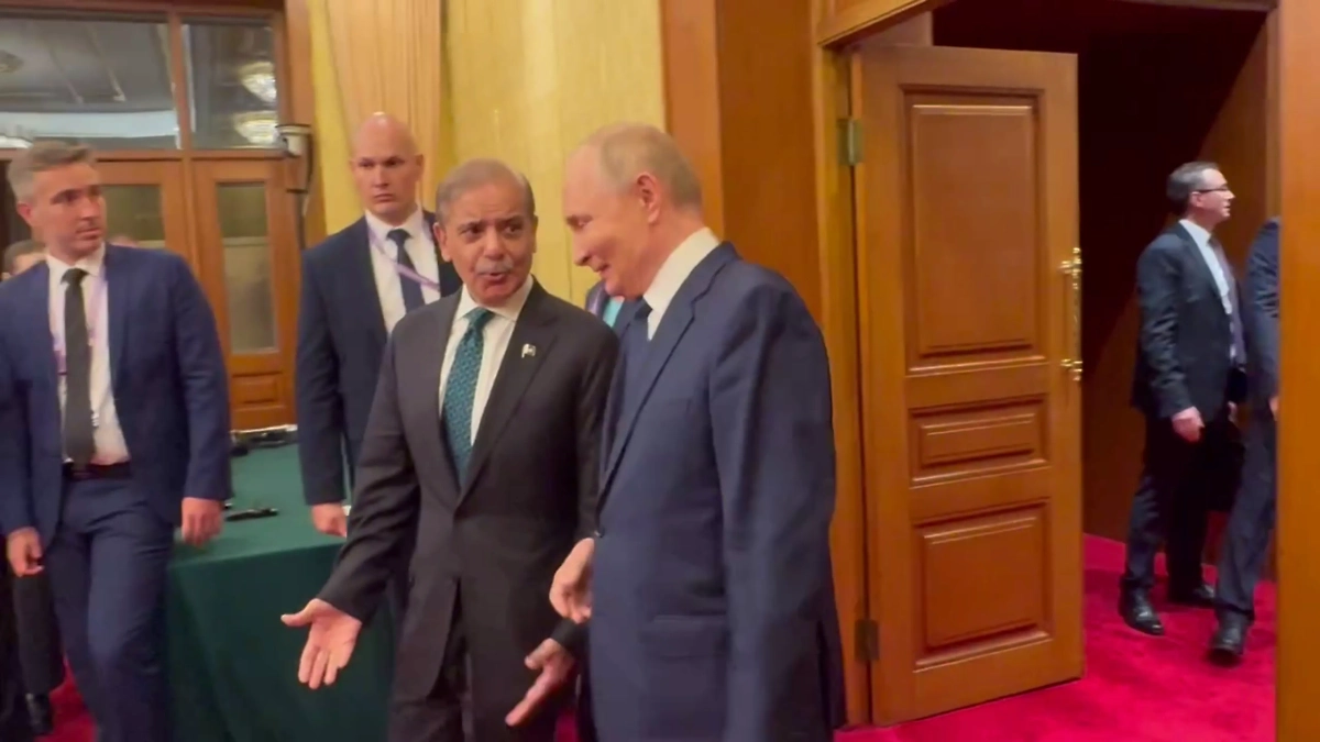 Владимир Путин и Шахбаз Шариф. Обложка © Life.ru