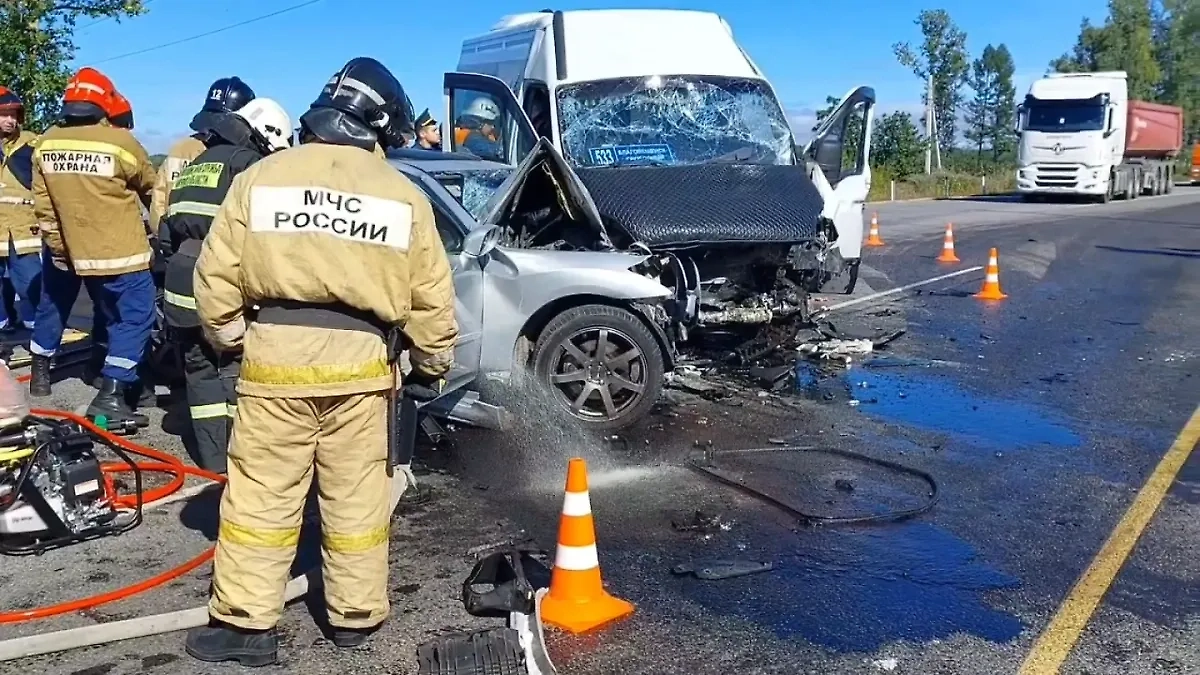 Последствия ДТП с автобусом и легковушкой в Амурской области. Обложка © Telegram / Госавтоинспекция Амурской области