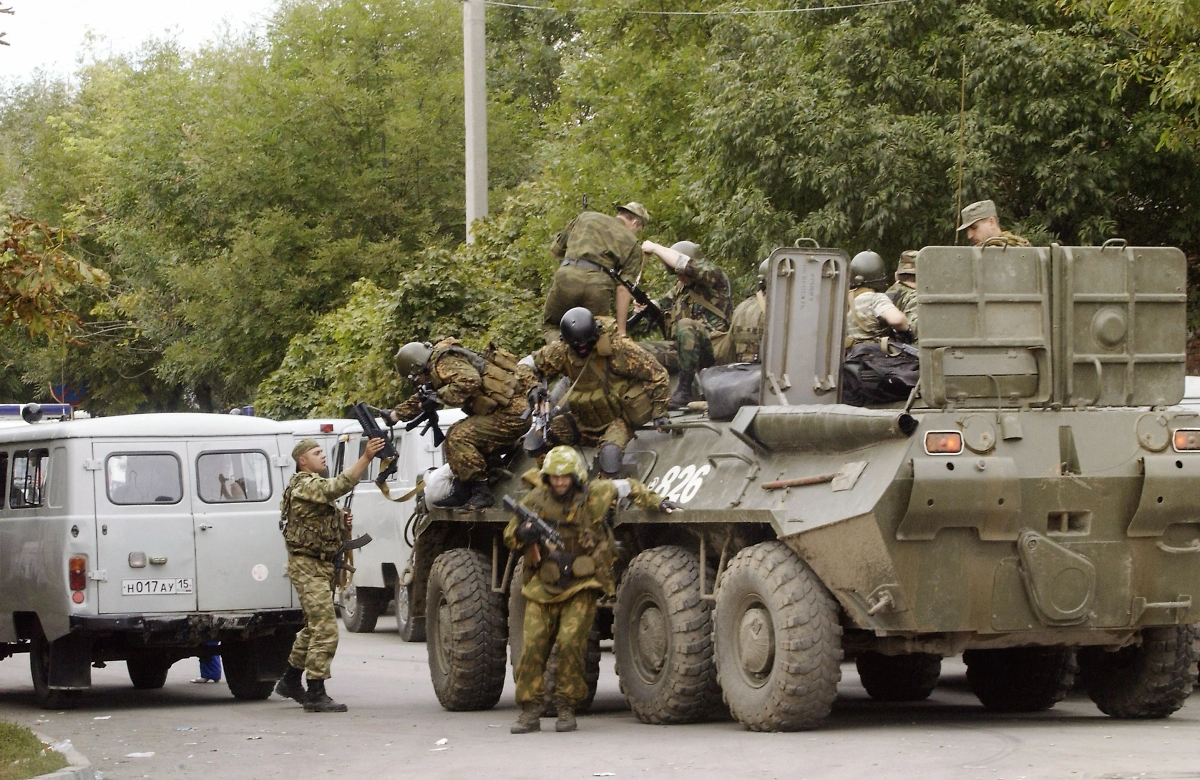 Бойцы ЦСН ФСБ зачищали школу от боевиков с юга, востока и запада. Фото © ИТАР-ТАСС / Григорий Сысоев