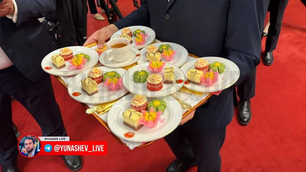 Десерты на встрече делегаций России и Китая. Фото © Telegram / Юнашев LIVE