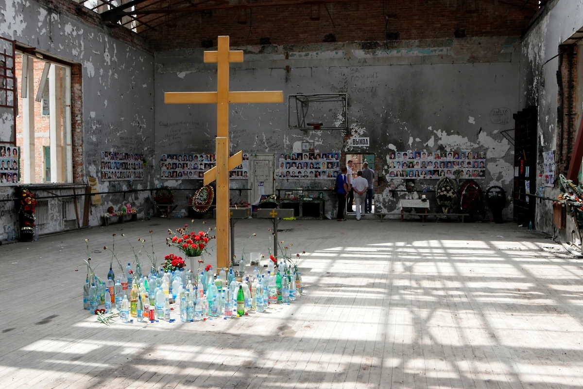 С 1 по 3 сентября 2004 года вся страна следила за одной школой в Беслане, где торжественная линейка превратилась в кошмар. Обложка © ТАСС / Василий Шитов