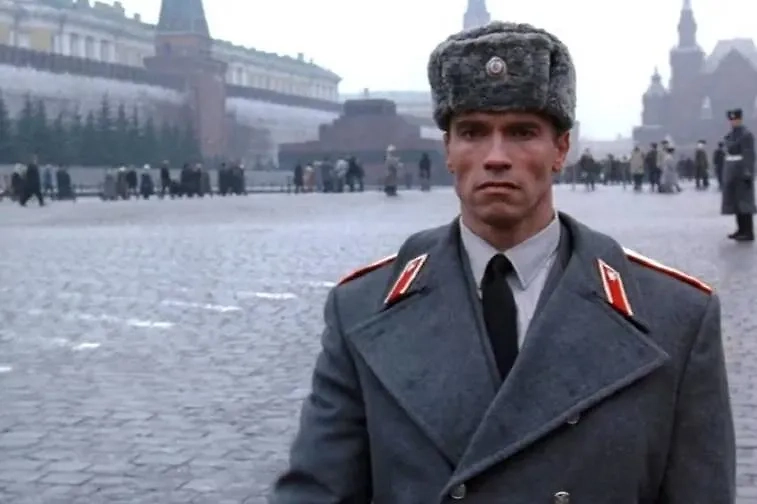 «Красная жара» — это не просто фильм, это легенда. Первый в истории фильм с Арнольдом Шварценеггером, который удалось снять в СССР. Фото © Кадр из фильма «Красная жара», режиссёр Уолтер Хилл, сценаристы Гарри Клайнер, Трой Кеннеди-Мартин, Уолтер Хилл / Kinopoisk