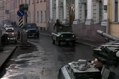 Это фильм про Джеймса Бонда, классическая бондиана 90-х с характерной заставкой. Фото © Кадр из фильма «Золотой глаз», режиссёр Мартин Кэмпбелл, сценаристы Джефри Кейн, Брюс Файрстин, Ян Флеминг и др. / Kinopoisk