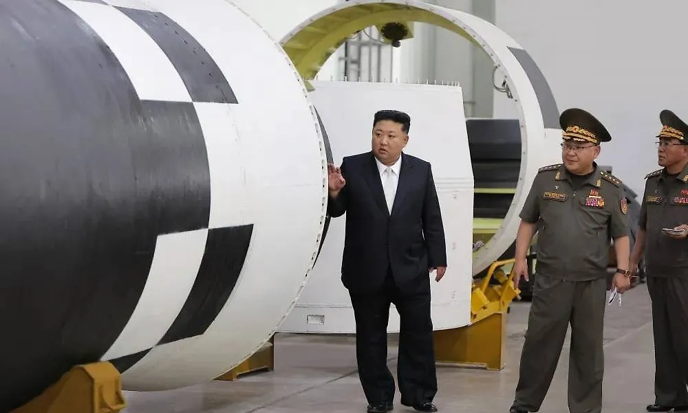 Ким Чен Ын проинспектировал новый двигатель для МБР. Обложка © ЦТАК