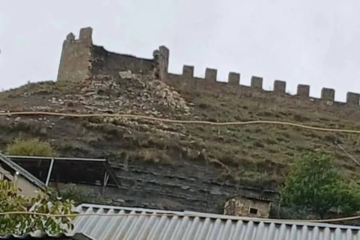 Обрушения стены древней крепости в Дагестане. Обложка © Telegram / Юсуп Магомедов