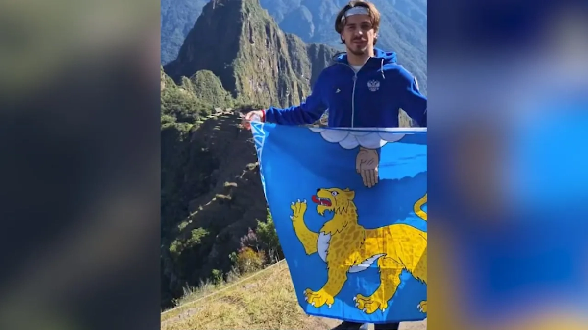 Марк Мордовцев с флагом Пскова. Обложка © Telegram / «Кругосветка Travel. ЖИТЬ В КАЙФ — Марк Мордовцев» 