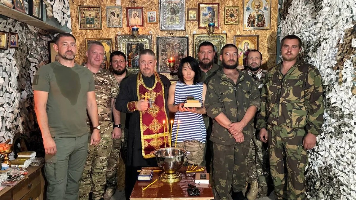 Доброволец из Китая принял Крещение на передовой. Обложка © Telegram / Военный отдел Московского Патриархата
