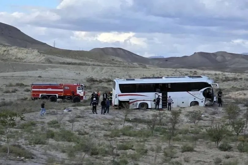 В Нахичеванской автономии Азербайджана пассажирский автобус упал в овраг, 16 пострадавших. Обложка © Х / GabalaView
