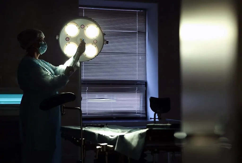 Врач в операционном зале гинекологического отделения. Обложка © Александр Рюмин/ТАСС