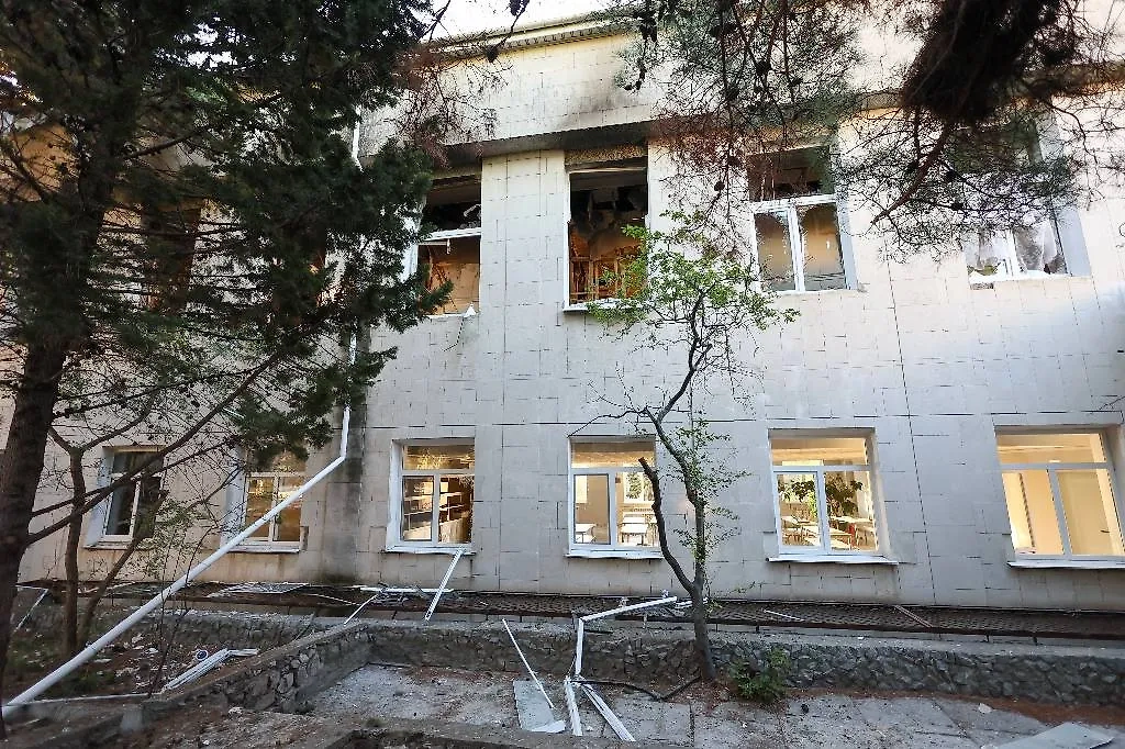 Последствия атаки БПЛА в Крыму. Обложка © ТАСС / Сергей Мальгавко