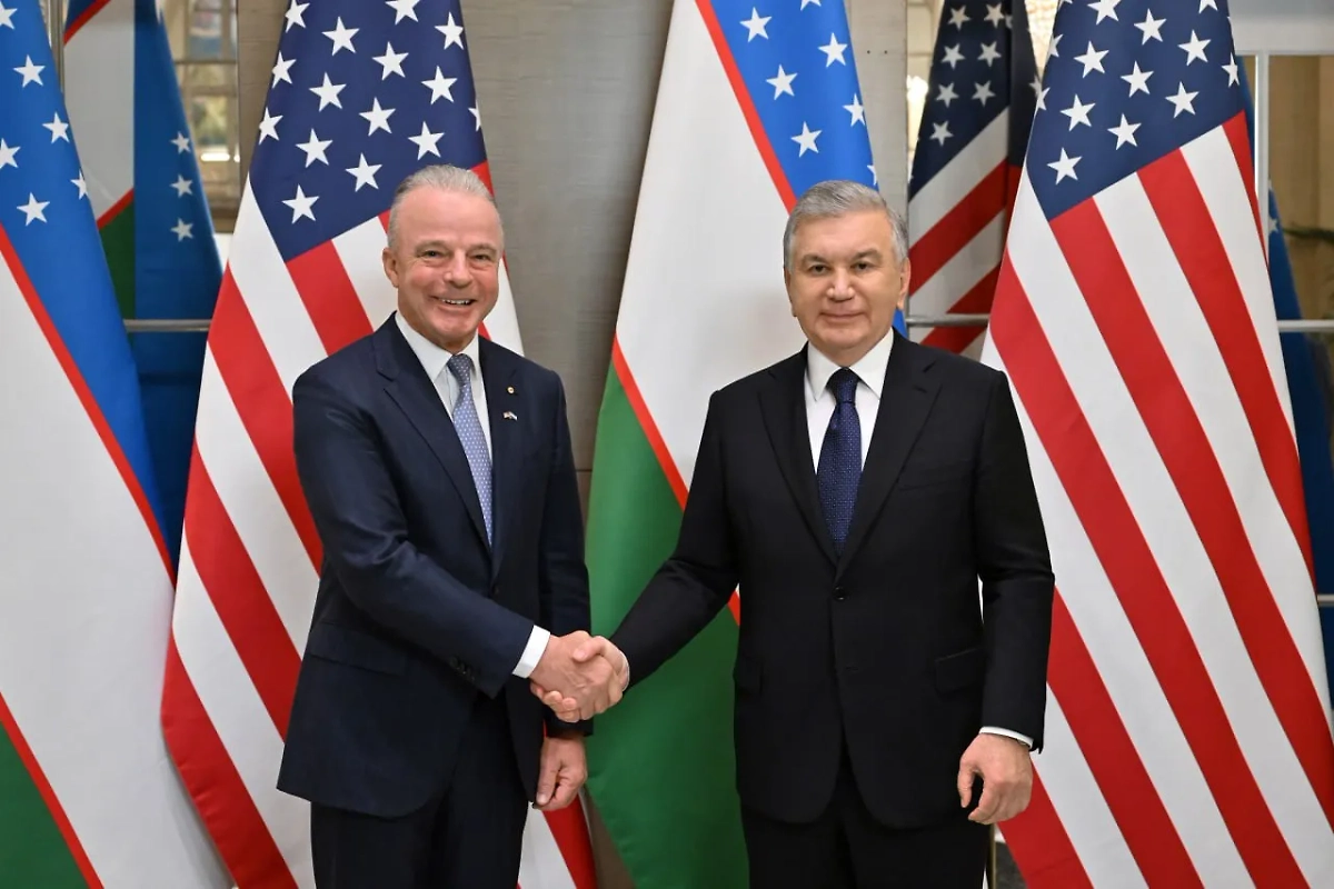 Президент Boeing Global Брендан Нельсон и президент Узбекистана Шавкат Мирзёев Обложка © X / Shavkat Mirziyoyev&#x27;s Press-service