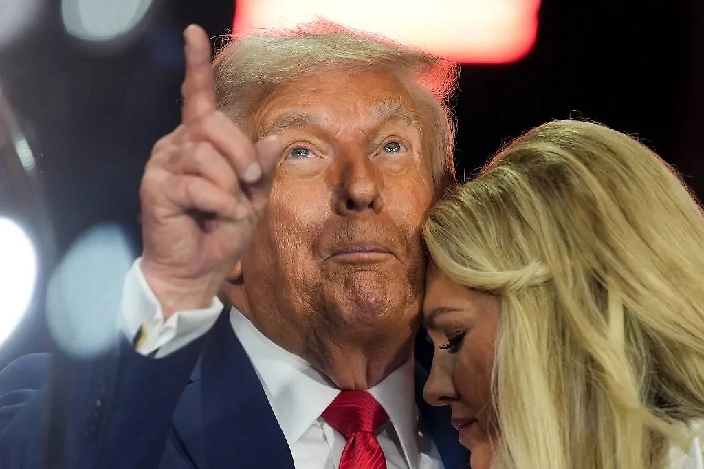 Президент США Дональд Трамп и вдова убитого консервативного активиста Чарли Кирка Эрика Кирк на церемонии прощания с ее супругом. Обложка © AP/TASS/Julia Demaree Nikhinson