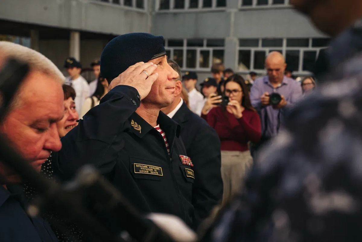 В Курске открыли мемориальную доску росгвардейцу, погибшему при атаке на пляж. Фото © Предоставлено Life.ru