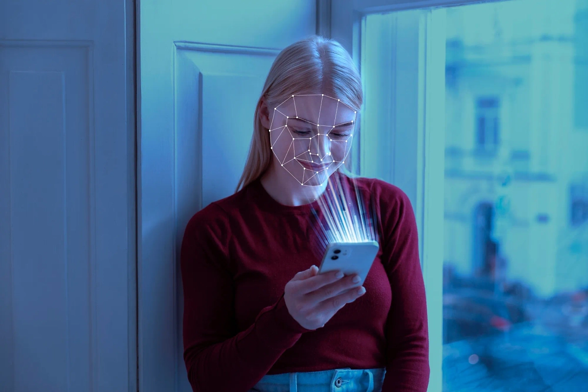 Настройте приватность — так вы надёжнее защитите свои фото от мошенников. Фото © Freepik