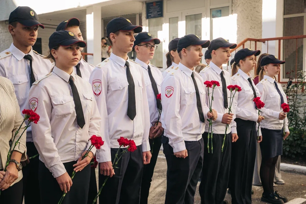 В Курске открыли мемориальную доску росгвардейцу, погибшему при атаке на пляж. Фото © Предоставлено Life.ru