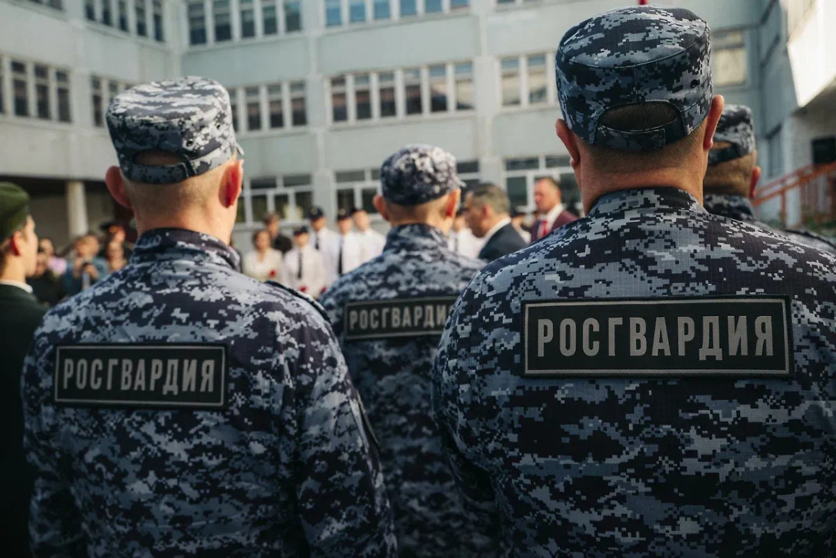 В Курске открыли мемориальную доску росгвардейцу, погибшему при атаке на пляж. Фото © Предоставлено Life.ru