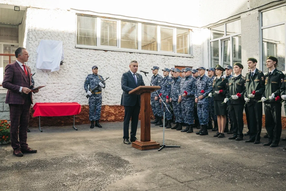 В Курске открыли мемориальную доску росгвардейцу, погибшему при атаке на пляж. Фото © Предоставлено Life.ru