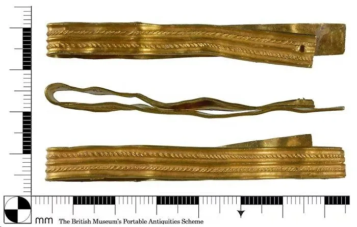 В Великобритании 12-летний мальчик обнаружил фрагмент золотого римского браслета. Фото © British Museum’s Portable Antiquities Scheme