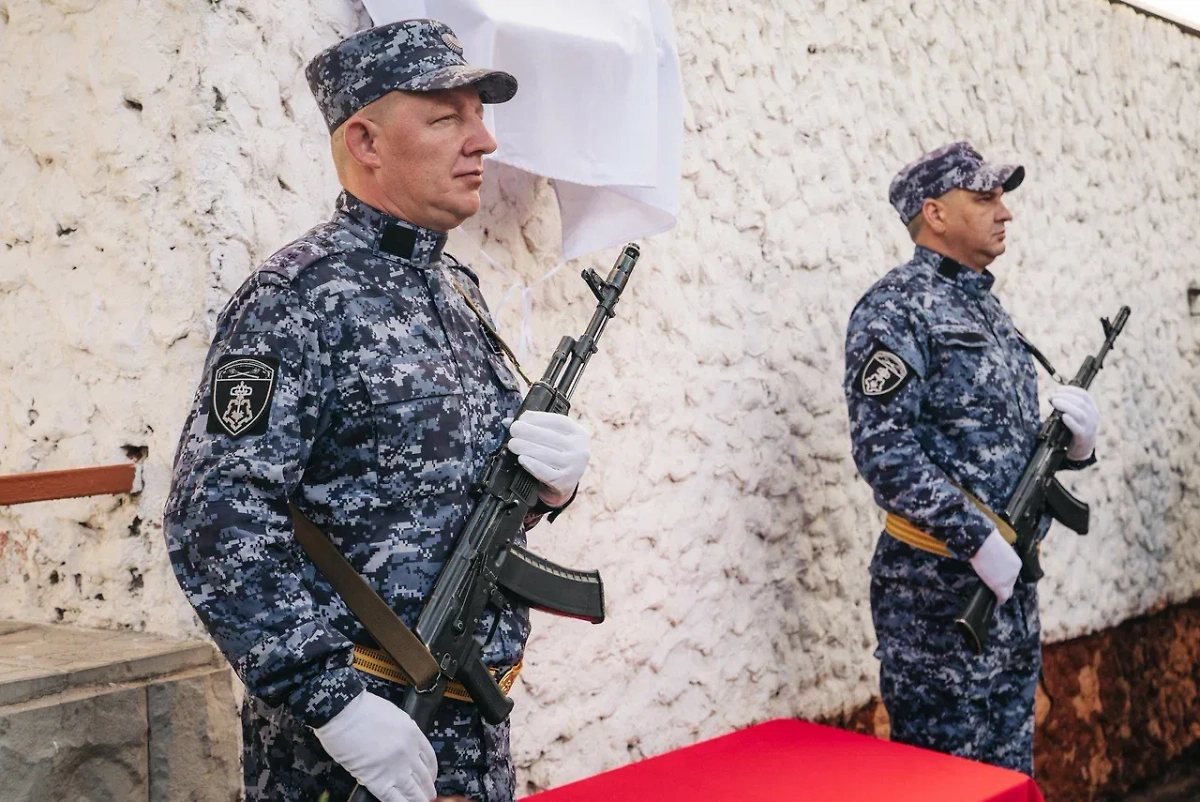 В Курске открыли мемориальную доску росгвардейцу, погибшему при атаке на пляж. Фото © Предоставлено Life.ru