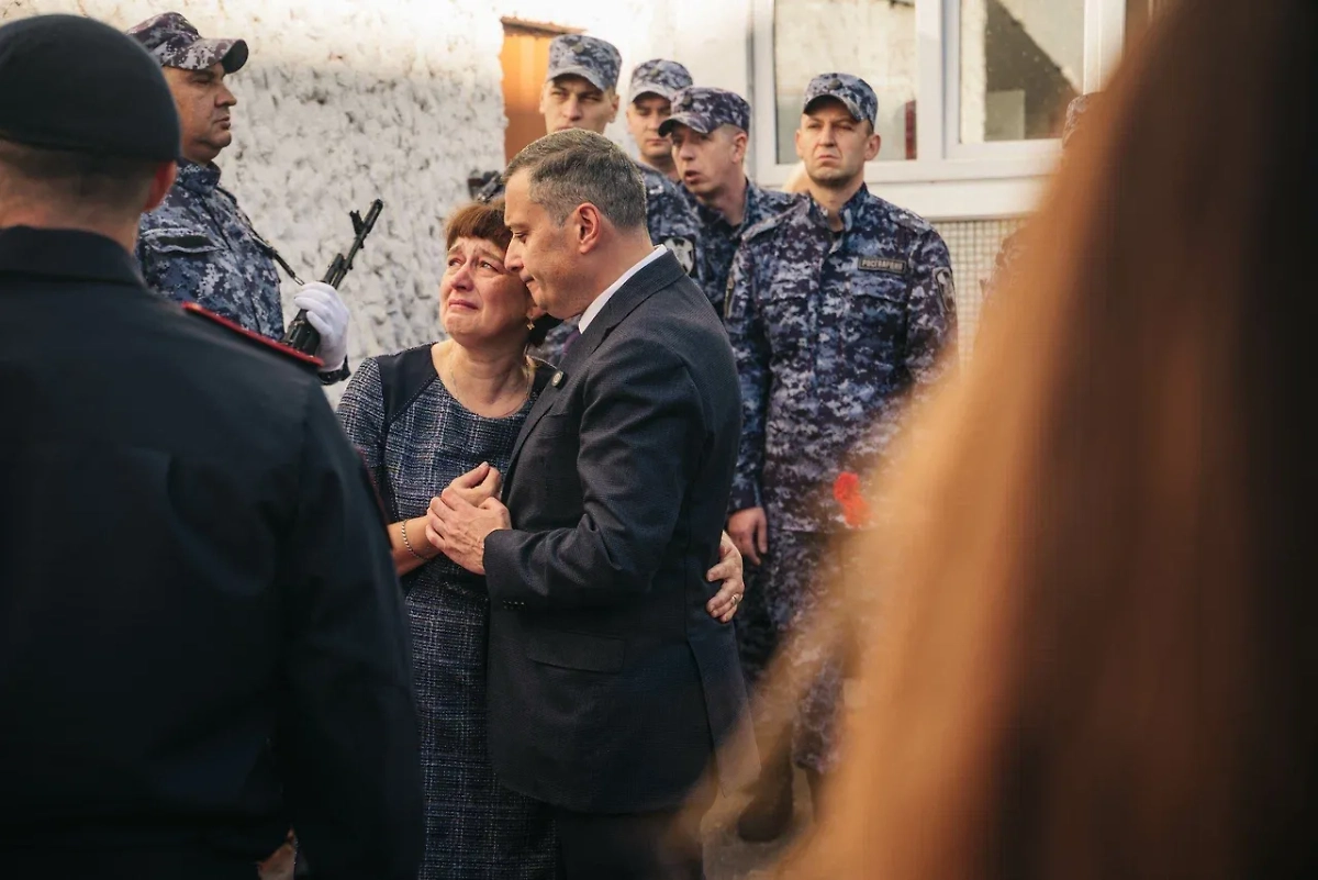 В Курске открыли мемориальную доску росгвардейцу, погибшему при атаке на пляж. Фото © Предоставлено Life.ru