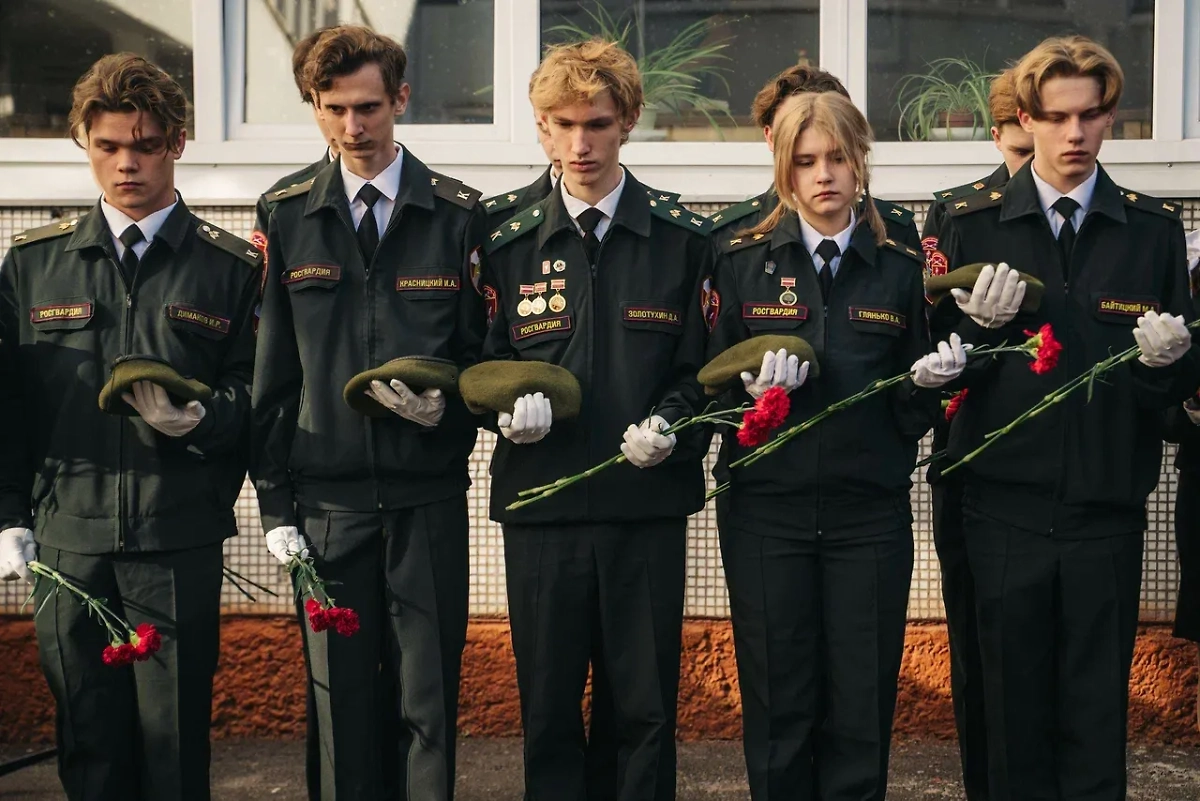 В Курске открыли мемориальную доску росгвардейцу, погибшему при атаке на пляж. Фото © Предоставлено Life.ru