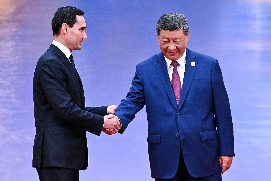 Сердар Бердымухамедов и Си Цзиньпин. Обложка © ТАСС / POOL / Сергей Бобылев