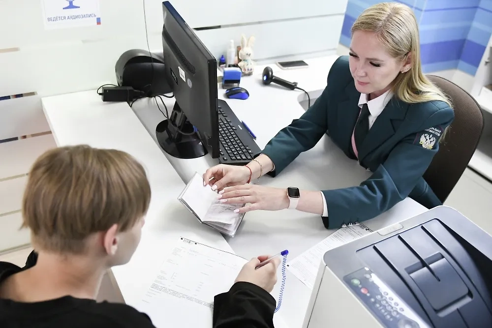 Лимит доходов для УСН и патента в 2025-м: 450 и 60 млн рублей. Как не вылететь со спецрежима и не платить НДС. Обложка © РИА «Новости» / Константин Михальчевский