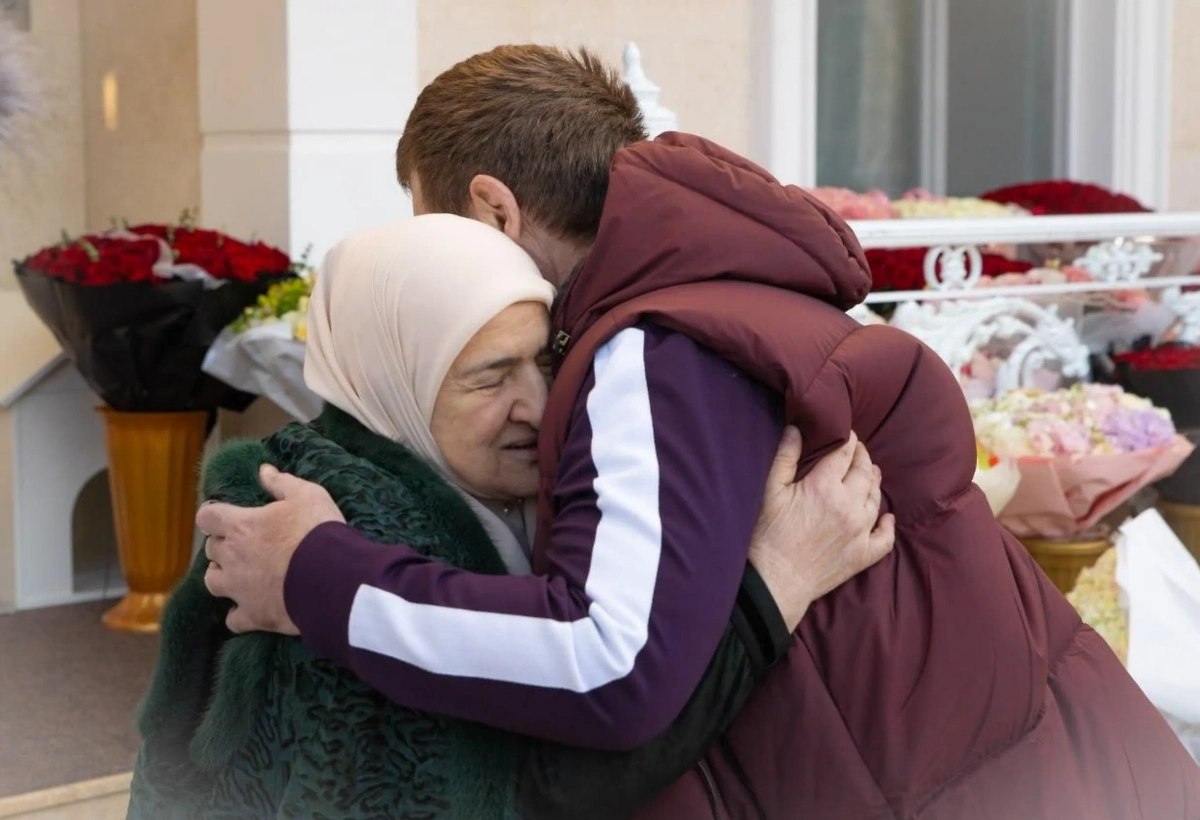 Кадыров с матерью. Обложка © Telegram / Kadyrov_95