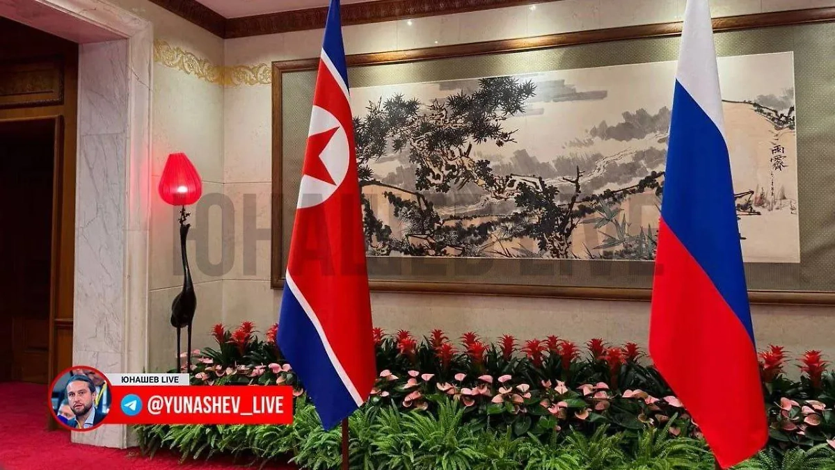 Флаги РФ и КНДР выставлены в резиденции, где остановился Путин. Фото © Telegram / ЮНАШЕВ Live