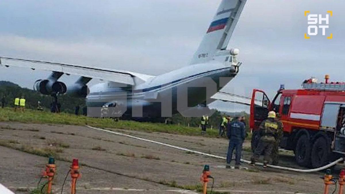 Самолёт выкатился за ВПП. Фото © Telegram / SHOT