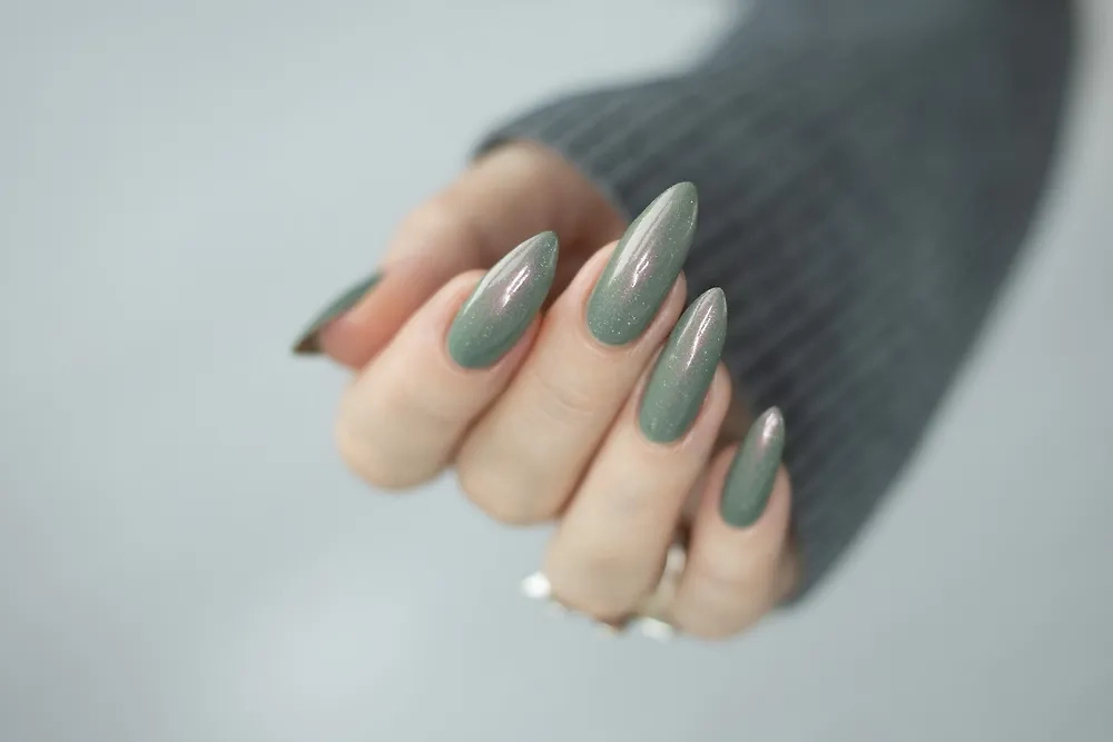 Какой цвет маникюра привлекает деньги в сентябре 2025 года. Фото © Shutterstock / FOTODOM / TanitaKo