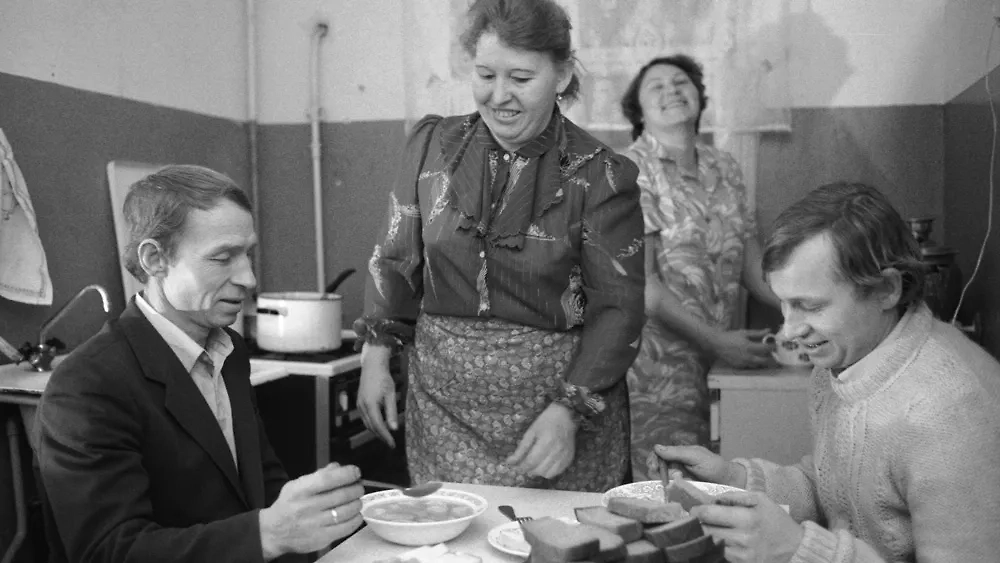 6 популярных супов времён СССР с пошаговыми рецептами приготовления. Обложка © ТАСС / Хамельянин Геннадий, Шогин Александр