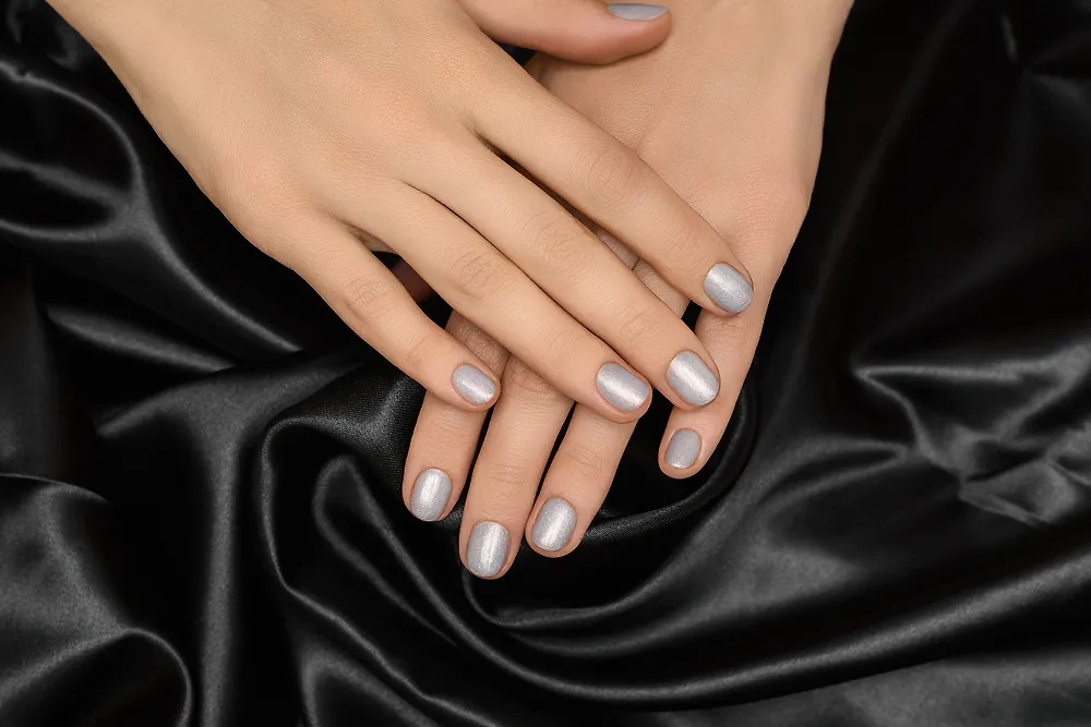 Денежные цвета ногтей на сентябрь: серебро в тренде! Фото © Shutterstock / FOTODOM / Dev_Maryna