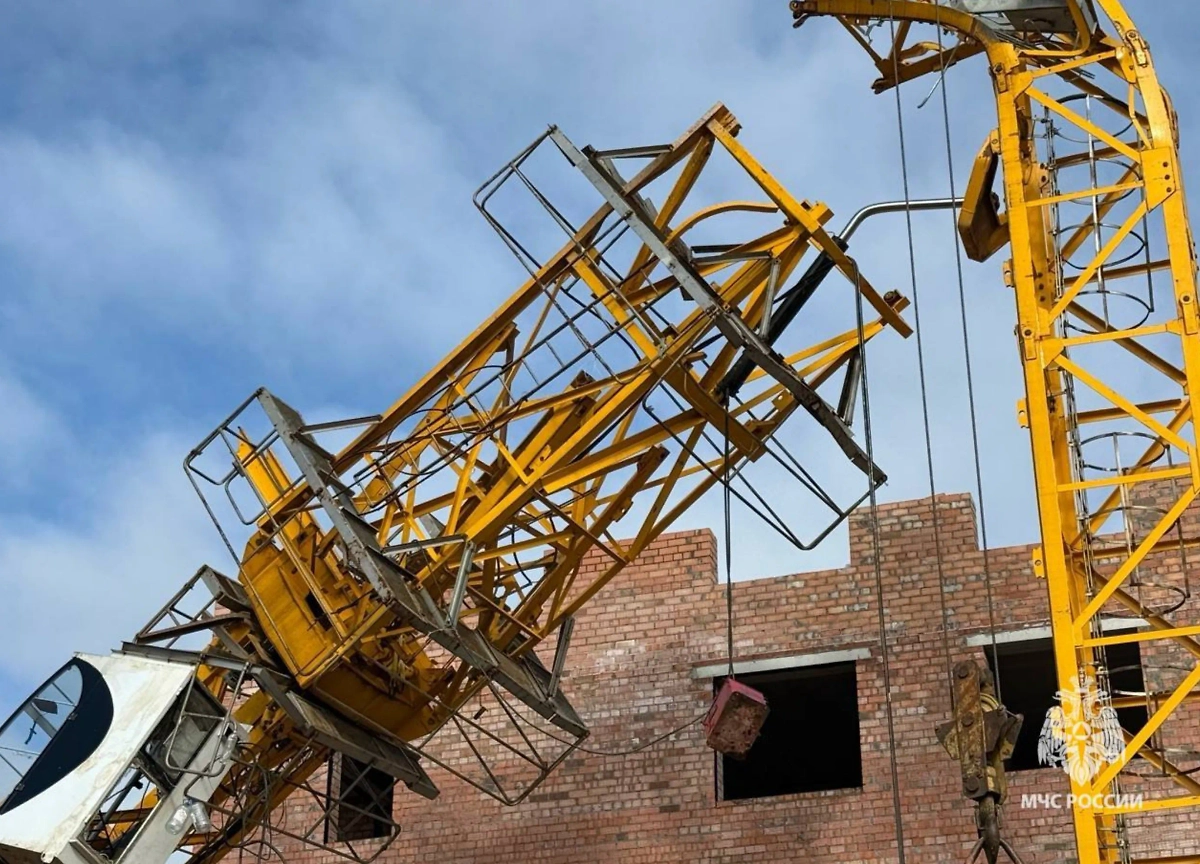 В Башкирии упал башенный кран. Фото © Telegram / МЧС Башкортостана