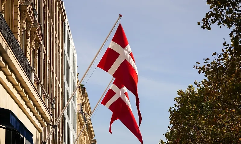 Флаги Дании. Обложка © Shutterstock / FOTODOM / Dragos Asaftei