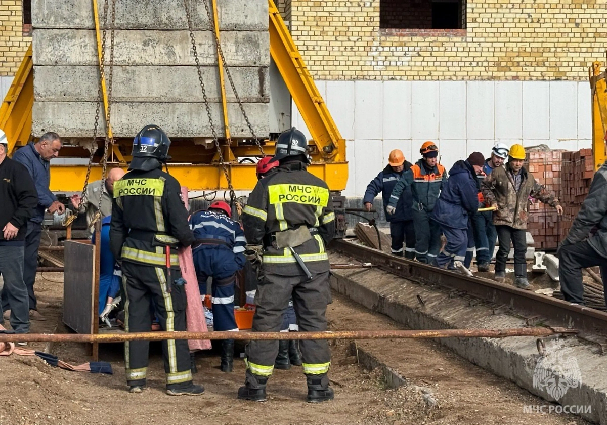 В Башкирии упал башенный кран. Фото © Telegram / МЧС Башкортостана