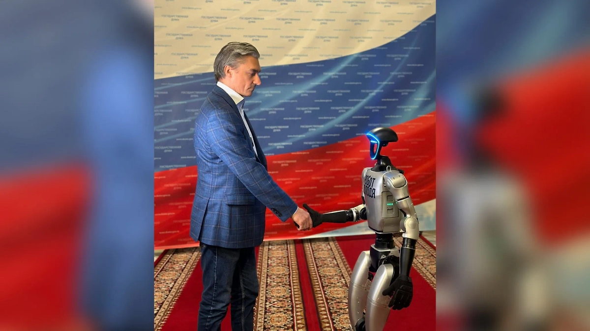 Робота Володю принимают на работу в Госдуму. Обложка © Life.ru