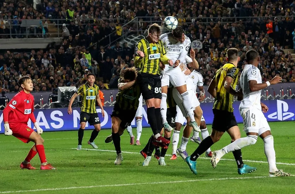 Момент из матча «Кайрата» и «Реала». Обложка © ТАСС / EPA / MAXIM SHIPENKOV