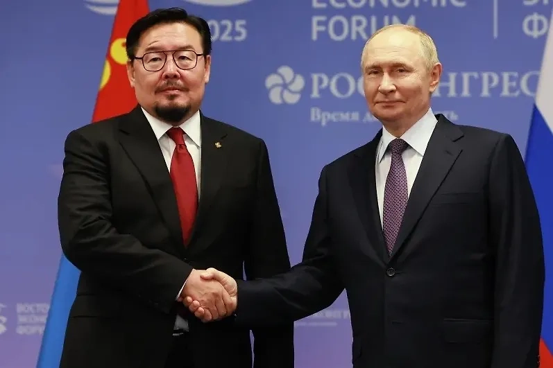 Путин и Занданшатар. Обложка ©  РИА Новости / Владимир Смирнов