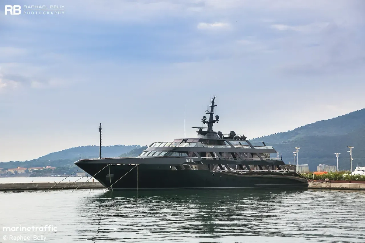 Мегаяхта Main с дизайнерскими интерьерами. Фото © marinetraffic.com / Raphael Belly