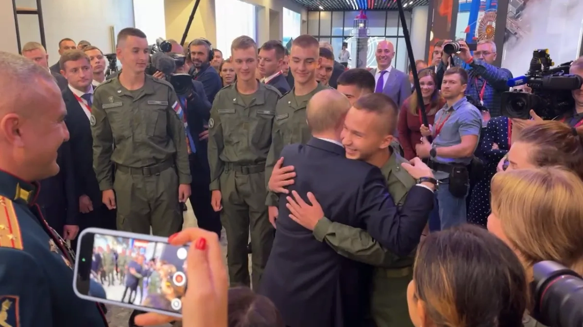 Владимир Путин пообщался с курсантом центра «Воин» и обнял его. Обложка © Life.ru