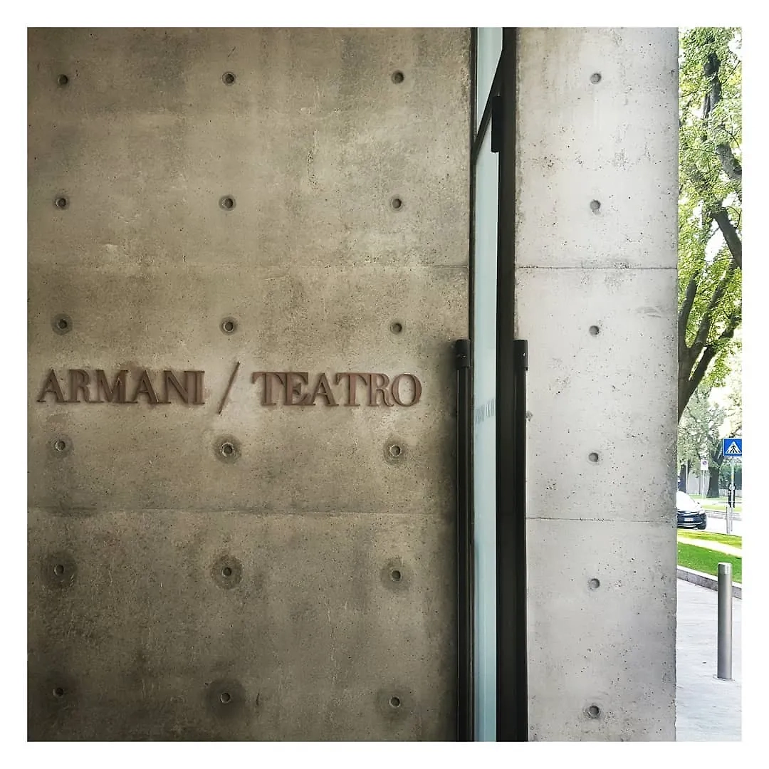 Театр моды Армани. Фото © Facebook (признан экстремистской организацией и запрещён на территории Российской Федерации) / Sara Slim Designs