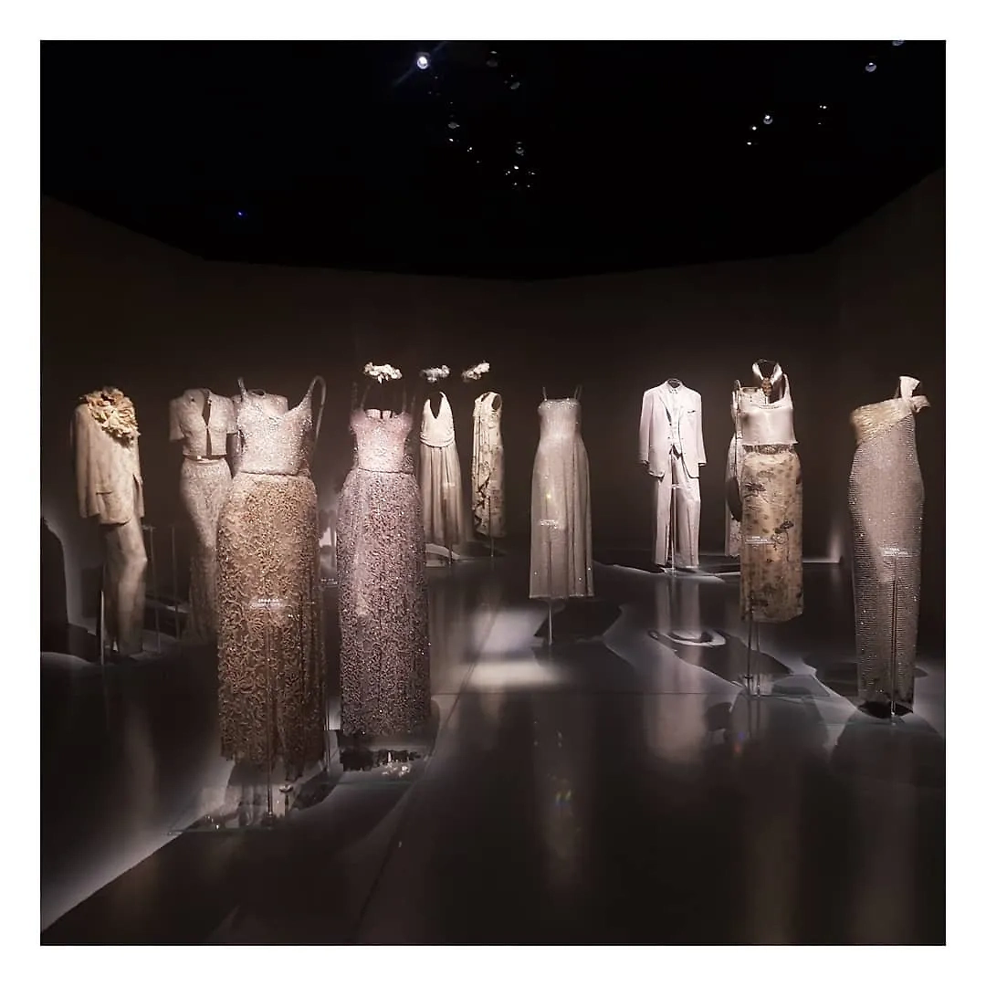 Театр моды Армани. Фото © Facebook (признан экстремистской организацией и запрещён на территории Российской Федерации) / Sara Slim Designs