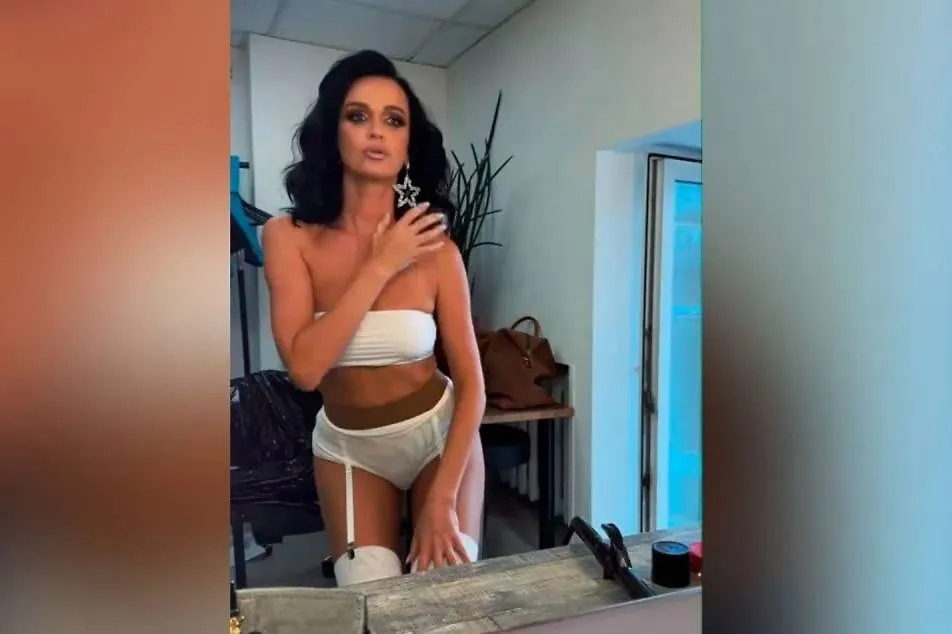 Певица Слава опубликовала горячие фото в гримерной. Обложка © Instagram (признан экстремистской организацией и запрещён на территории Российской Федерации)/ nastya_slava