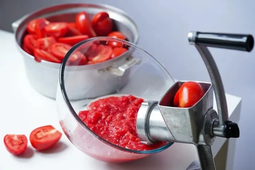 Как приготовить домашнюю аджику без варки на зиму. Фото © Shutterstock / FOTODOM / Tetiana Komchatnikh 