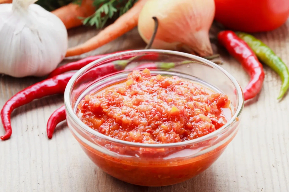 Пошаговый рецепт, как приготовить аджику без варки с морковью. Фото © Shutterstock / FOTODOM / Oksana Shufrych