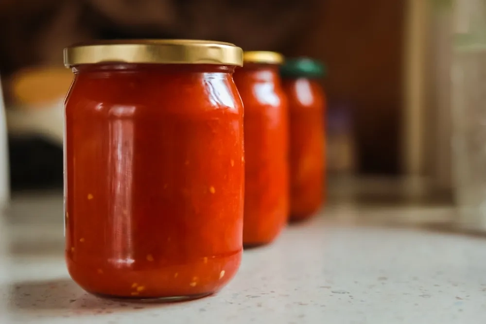 Аджика на зиму без варки: секреты длительного хранения. Фото © Shutterstock / FOTODOM / Viktoria UA