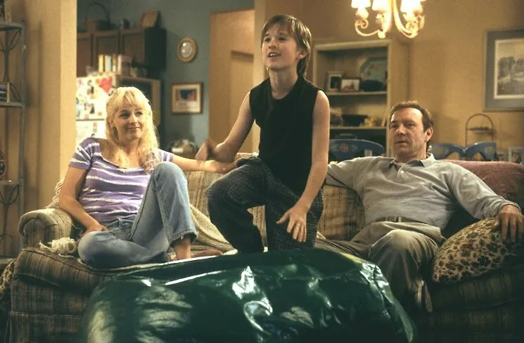 Какие фильмы можно посмотреть онлайн в кругу семьи: тёплая атмосфера уюта. Фото © «Заплати другому», режиссёр Мими Ледер, сценаристы Лесли Диксон, Кэтрин Райан Хайд / Kinopoisk 