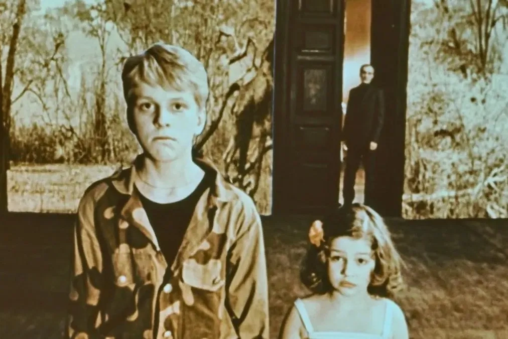 Фильм «Вельд» — это прекрасный пример научной фантастики 80-х. Обложка заставляет вспомнить мультфильм Heavy Metal. Фото © «Вельд», режиссёр Назим Туляходжаев, сценаристы Назим Туляходжаев, Рэй Брэдбери / Kinopoisk