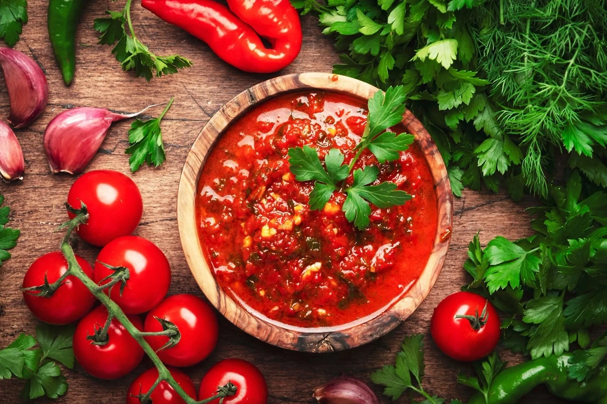 Сырая аджика из помидор и чеснока: пошаговые рецепты. Фото © Shutterstock / FOTODOM / 5PH
